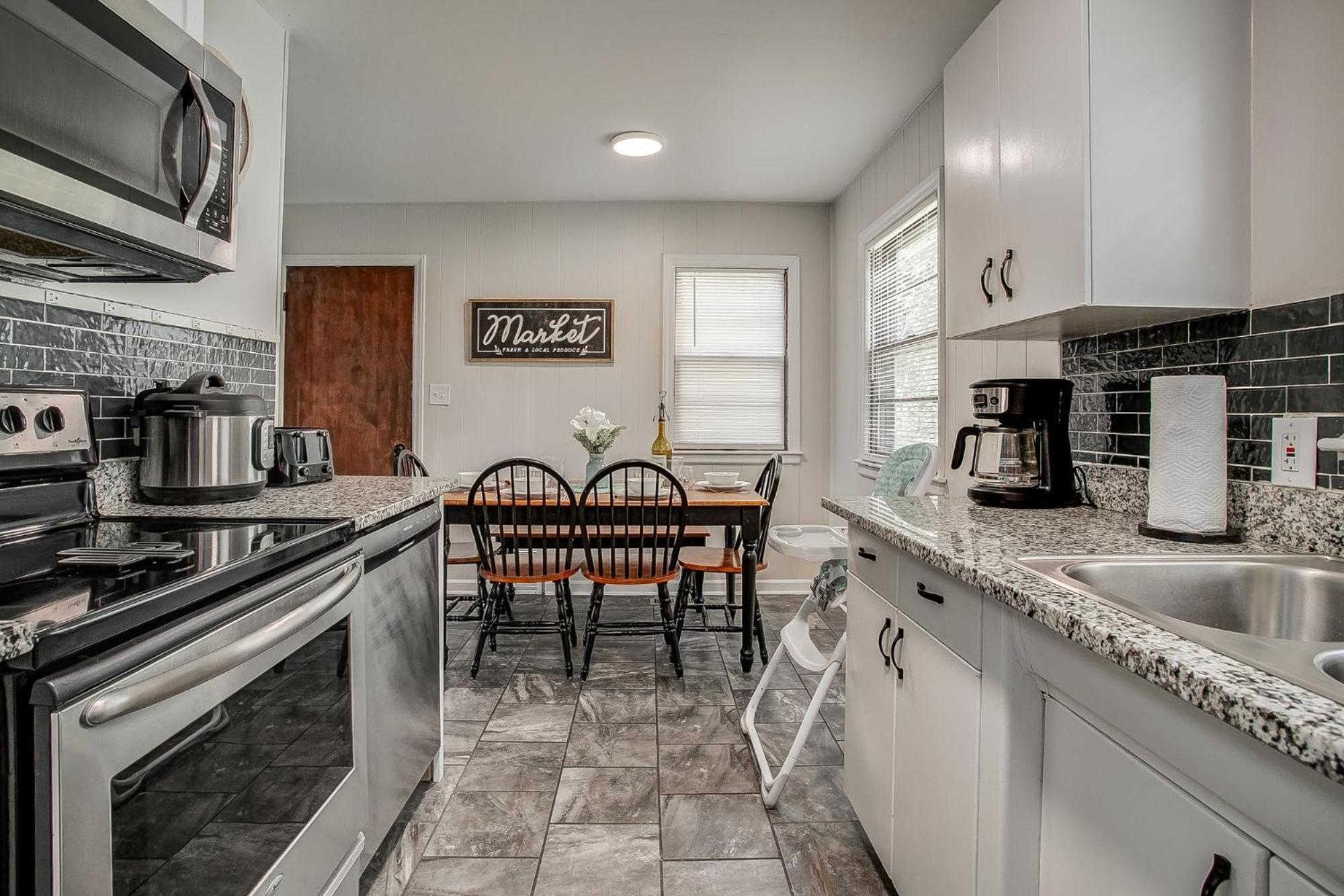 Chic Home With Huge Grassy Yard 7 Mins To Arrowhead Stadium Independence Bagian luar foto